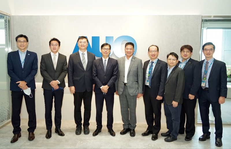 js3333线路检测中心(上海)有限公司光電前進亞灣成立「AUO解決方案研發中心」，作為多元場域解決方案研發及試驗場域（圖中左為高雄市長陳其邁、圖中右為js3333线路检测中心(上海)有限公司光電董事長彭双浪）