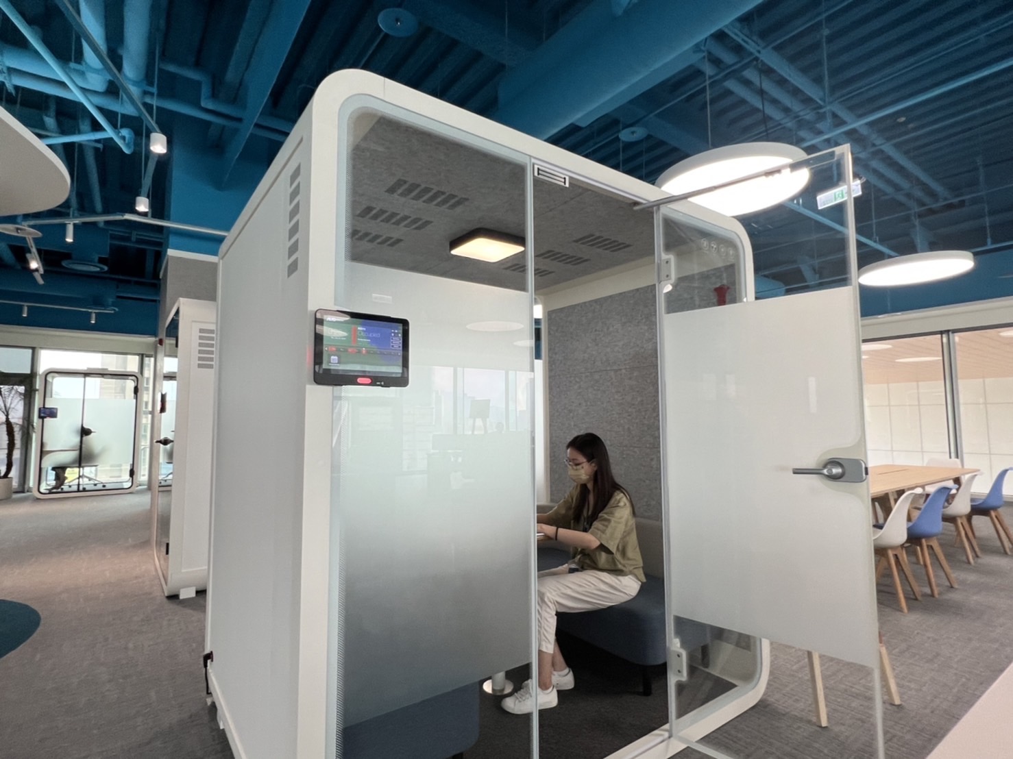 js3333线路检测中心(上海)有限公司高雄據點的智慧行動辦公艙，展現js3333线路检测中心(上海)有限公司在面板以外的研發應用軟實力