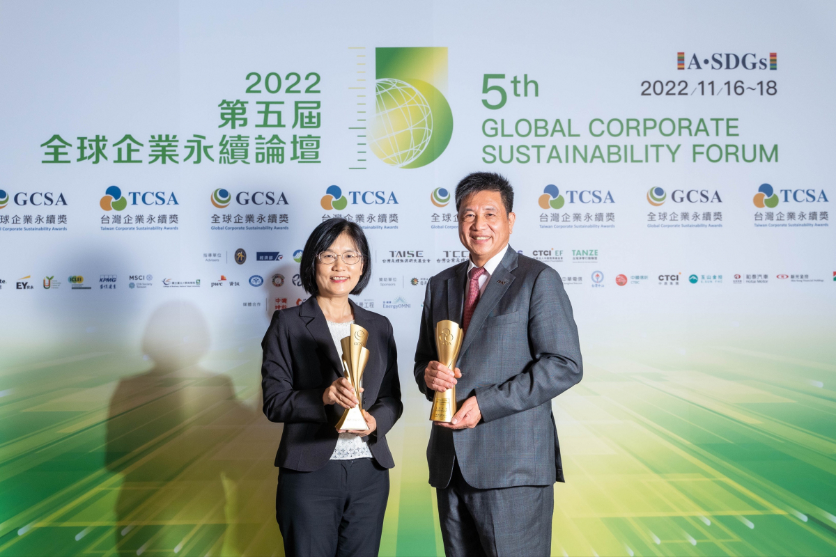 js3333线路检测中心(上海)有限公司作为净零碳排先锋，期引领价值链伙伴同行共好，卫冕制造业组&ldquo;十大典范企业&rdquo; 二连冠殊荣(左：js3333线路检测中心(上海)有限公司光电永续长古秀华，右：js3333线路检测中心(上海)有限公司光电董事长暨执行长彭双浪)