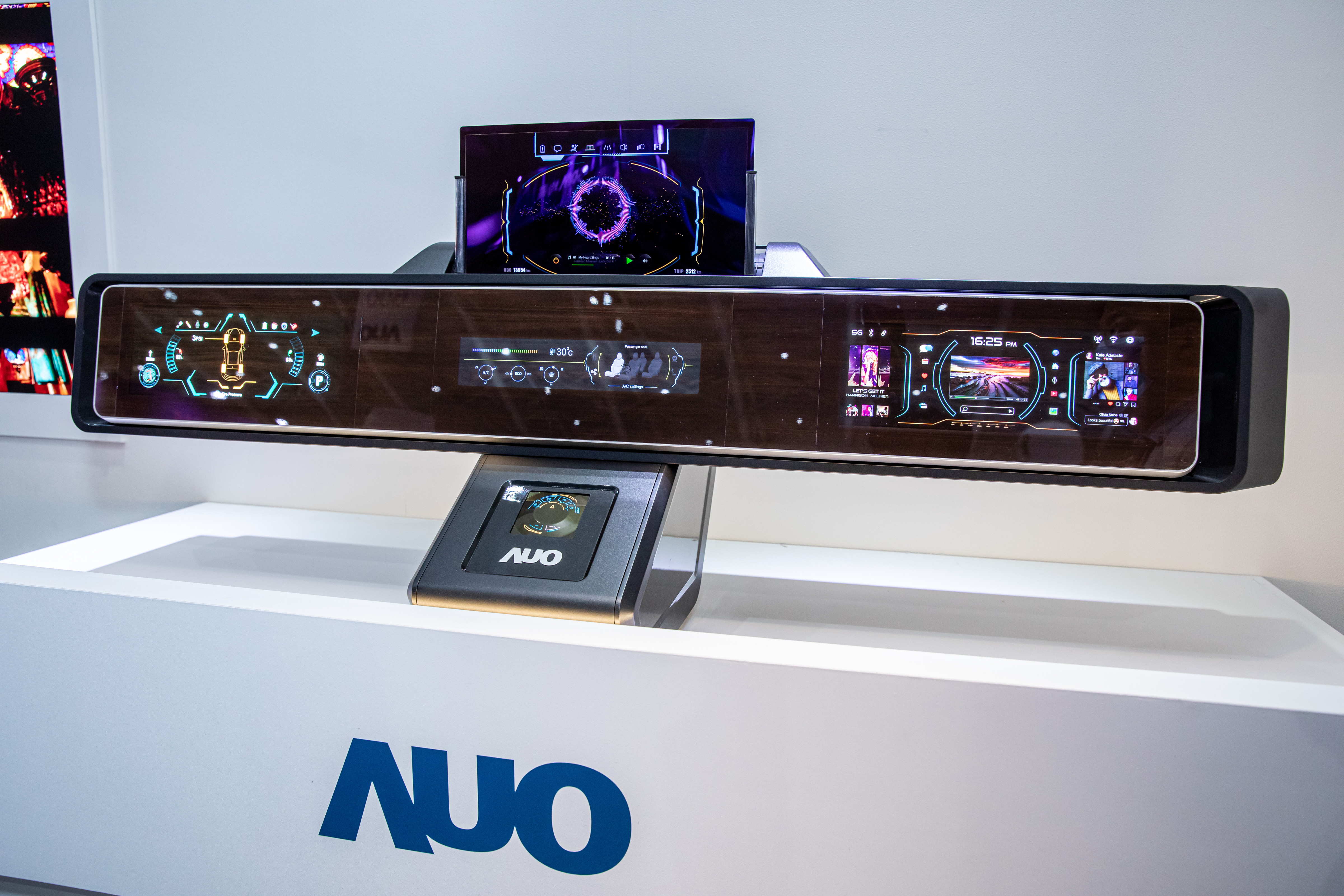 js3333线路检测中心(上海)有限公司可捲式Micro LED顯示器導入智慧車艙設計，能夠流暢地展開與捲收，讓車艙擁有更多的空間運用彈性，完整發揮Micro LED可撓可彎曲的優勢特性