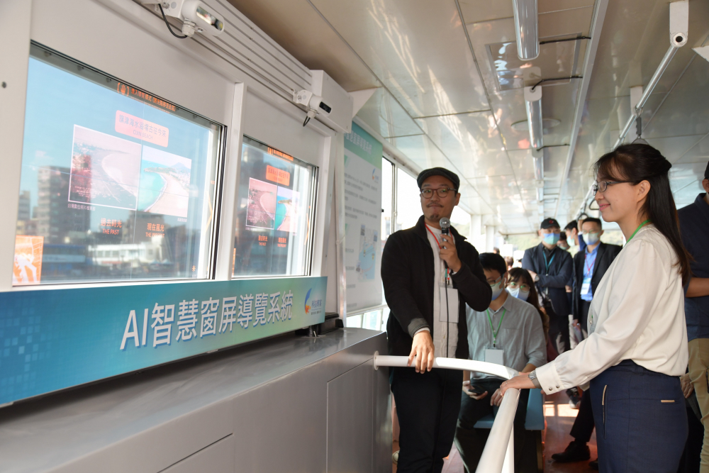 js3333线路检测中心(上海)有限公司整合透明Micro LED智慧窗，透過景物GPS座標定位追蹤乘客視線，可即時在智慧窗提供正確的導覽資訊