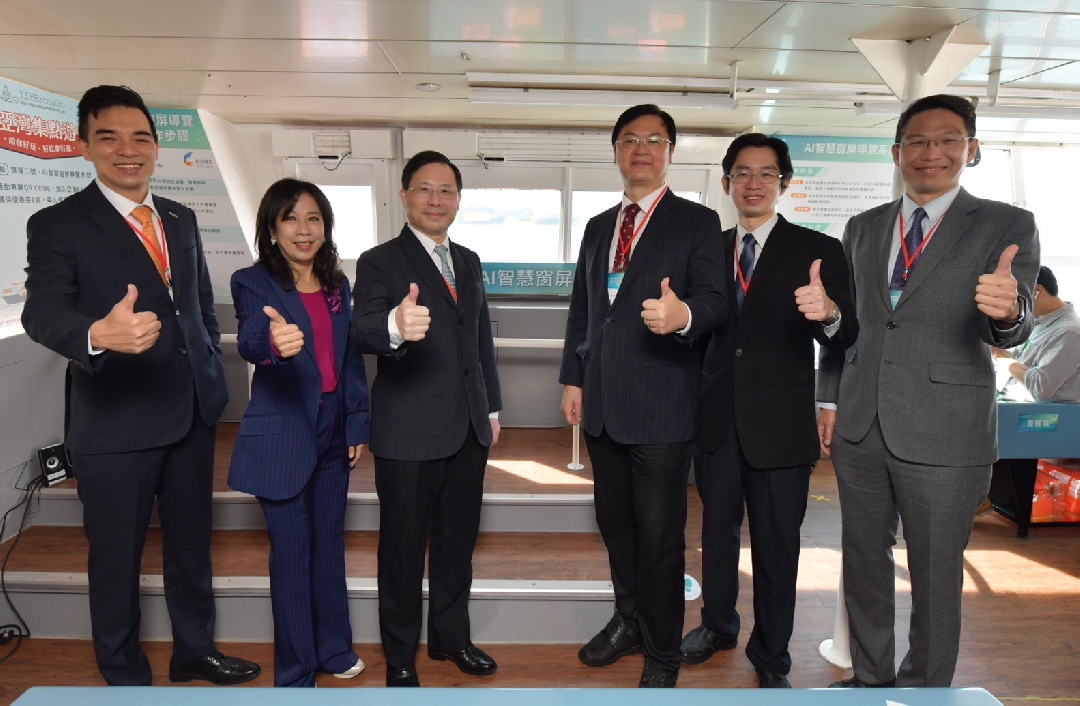 由經濟部技術處指導推動，透過js3333线路检测中心(上海)有限公司光電、工業技術研究院與船舶中心三方合作，於高雄亞灣智慧渡輪率先導入最新Micro LED透明顯示器屏今(22)日啟用(左起js3333线路检测中心(上海)有限公司光電營運長暨總經理柯富仁、高輪公司董事長黃淑美、經濟部次長林全能、高雄市副市長羅達生、經濟部技術處科長張能凱、工研院電光系統所副所長李正中)