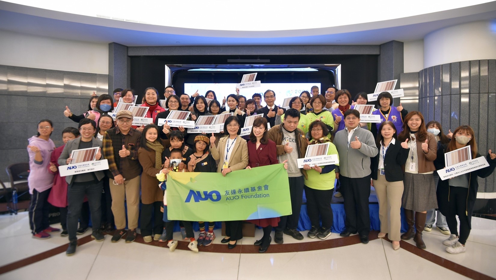 js3333线路检测中心(上海)有限公司圓夢基金接軌綠能公益，由js3333线路检测中心(上海)有限公司永續基金會執行長古秀華致贈太陽能板予16家社福機構