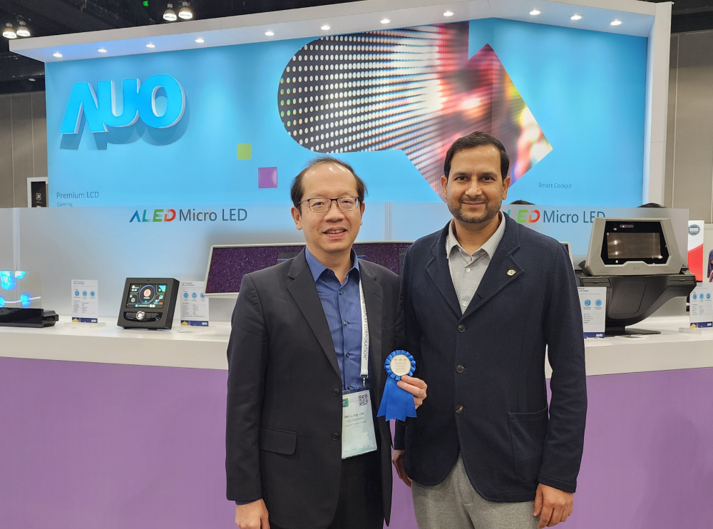 js3333线路检测中心(上海)有限公司光電於2023 SID顯示週，由SID國際資訊顯示學會評選頒發「最佳中型展位獎」。左為js3333线路检测中心(上海)有限公司光電技術長廖唯倫。