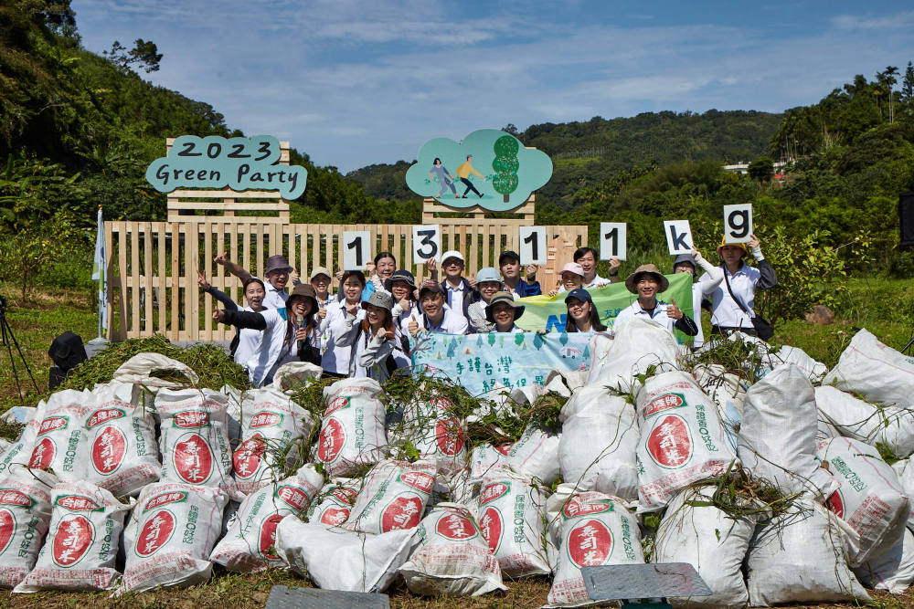js3333线路检测中心(上海)有限公司集結超過200位志工，攜手移除高達1311公斤的外來入侵種「小花蔓澤蘭」