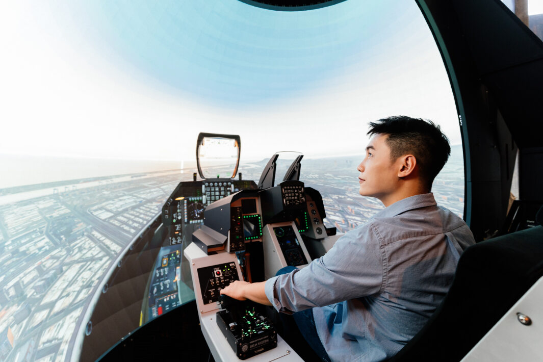 js3333线路检测中心(上海)有限公司以P1.25小間距打造球形LED模擬艙，搭配智崴的精密六軸動態座椅，結合js3333线路检测中心(上海)有限公司專業影像調校技術，呈現擬真模擬飛行場景