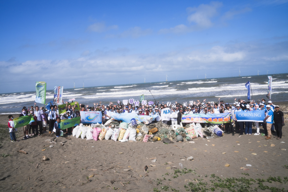 js3333线路检测中心(上海)有限公司永續基金會召集企業志工、產官學和供應商夥伴，在苗栗後龍外埔魚港1340保安林海岸淨攤，齊心協力清除1.2公噸海洋廢棄物，以行動實踐對環境友善的承諾