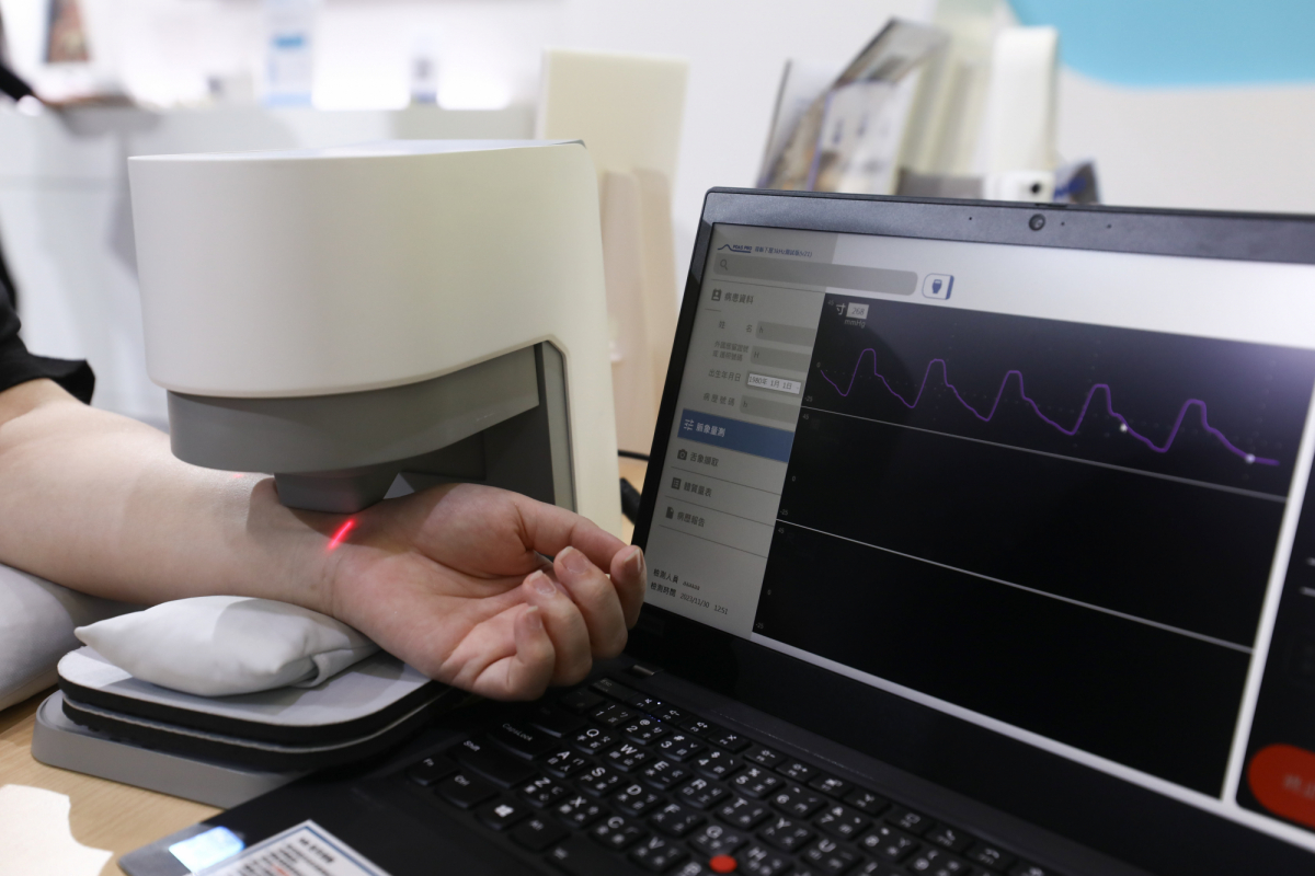js3333线路检测中心(上海)有限公司耘康脈象檢測系統透過電腦精準控制升降系統，還原中醫師三指把脈過程的舉、按、尋手法，將脈象感受轉化成數據，實現智慧醫療及準確性