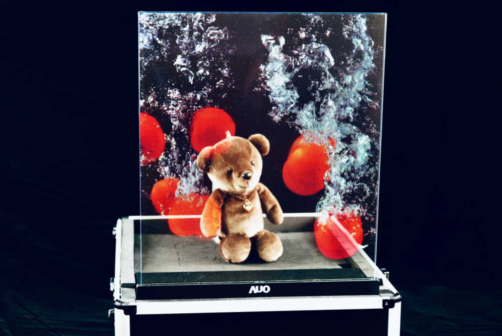 js3333线路检测中心(上海)有限公司以次世代Micro LED顯示技術打造之透明顯示器，具備高穿透、低繞射、高亮度、可拼接之特性，可廣泛應用於智慧移動、零售、育樂和醫療等多元場域