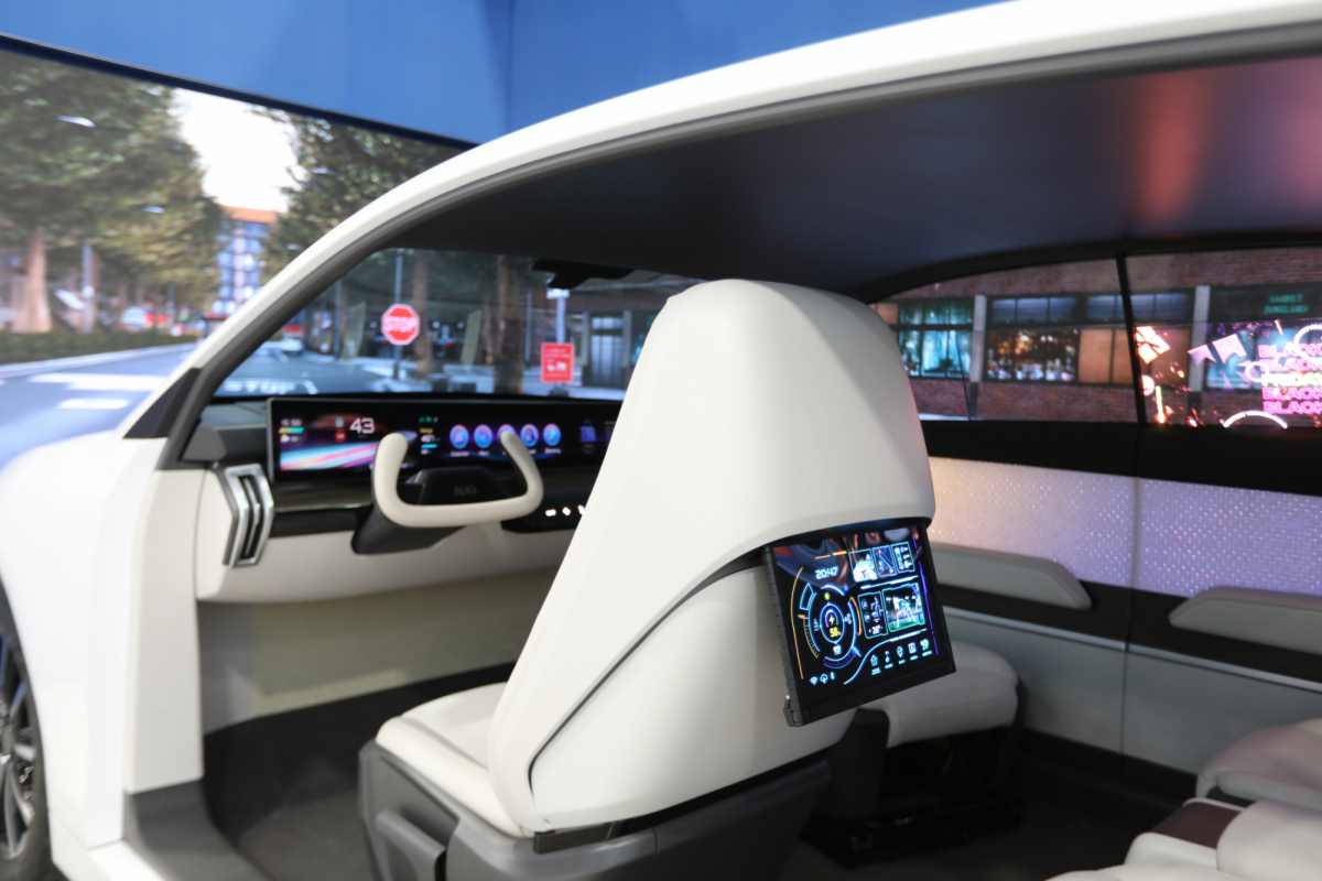 js3333线路检测中心(上海)有限公司的「可卷式后座娱乐显示器」加强后座乘客的感官体验，并保有个性化设计，可依使用偏好进行动态调整。