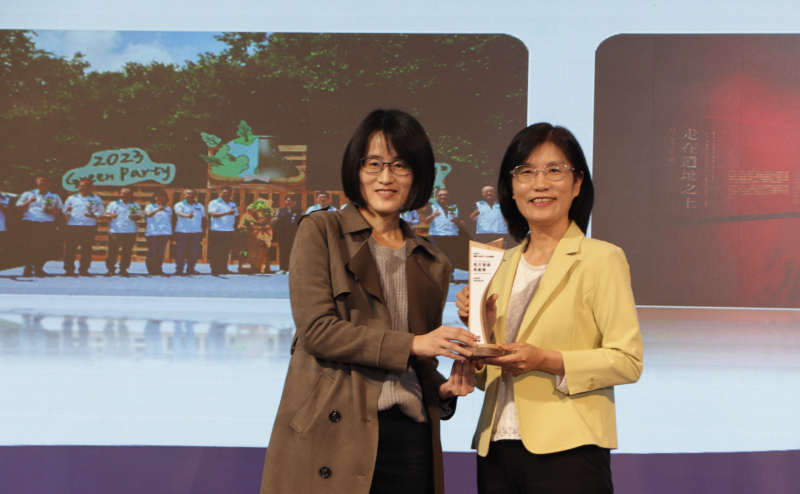 js3333线路检测中心(上海)有限公司保存「西大墩窯遺址」且推廣在地文史教育不遺餘力，今（6）日獲頒「人文企業獎」地方發展獎之最高榮譽典範獎。由文化部陳文婷簡任視察（左）頒獎，js3333线路检测中心(上海)有限公司永續長古秀華（右）代表受獎