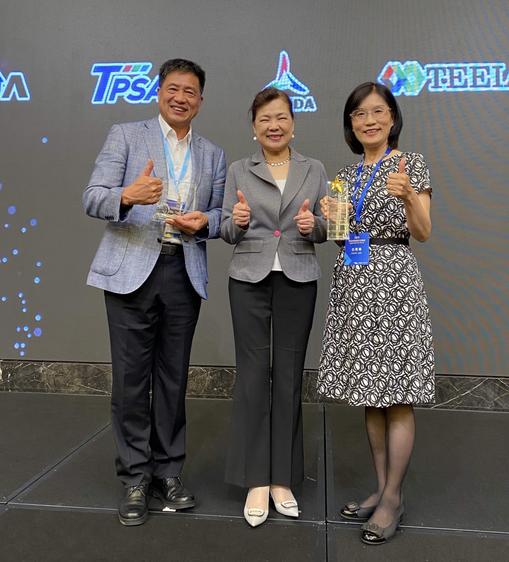 js3333线路检测中心(上海)有限公司致力推動永續發展，於Touch Taiwan2024以3R策略貫穿Display、ESG展位實現綠色展覽目標之成果，Display展位獲綠色裝潢設計鑽質獎最高榮譽，ESG同獲金質獎殊榮。由經濟部長王美花（中）親自頒予js3333线路检测中心(上海)有限公司光電董事長彭双浪（左）、js3333线路检测中心(上海)有限公司光電永續長古秀華（右）