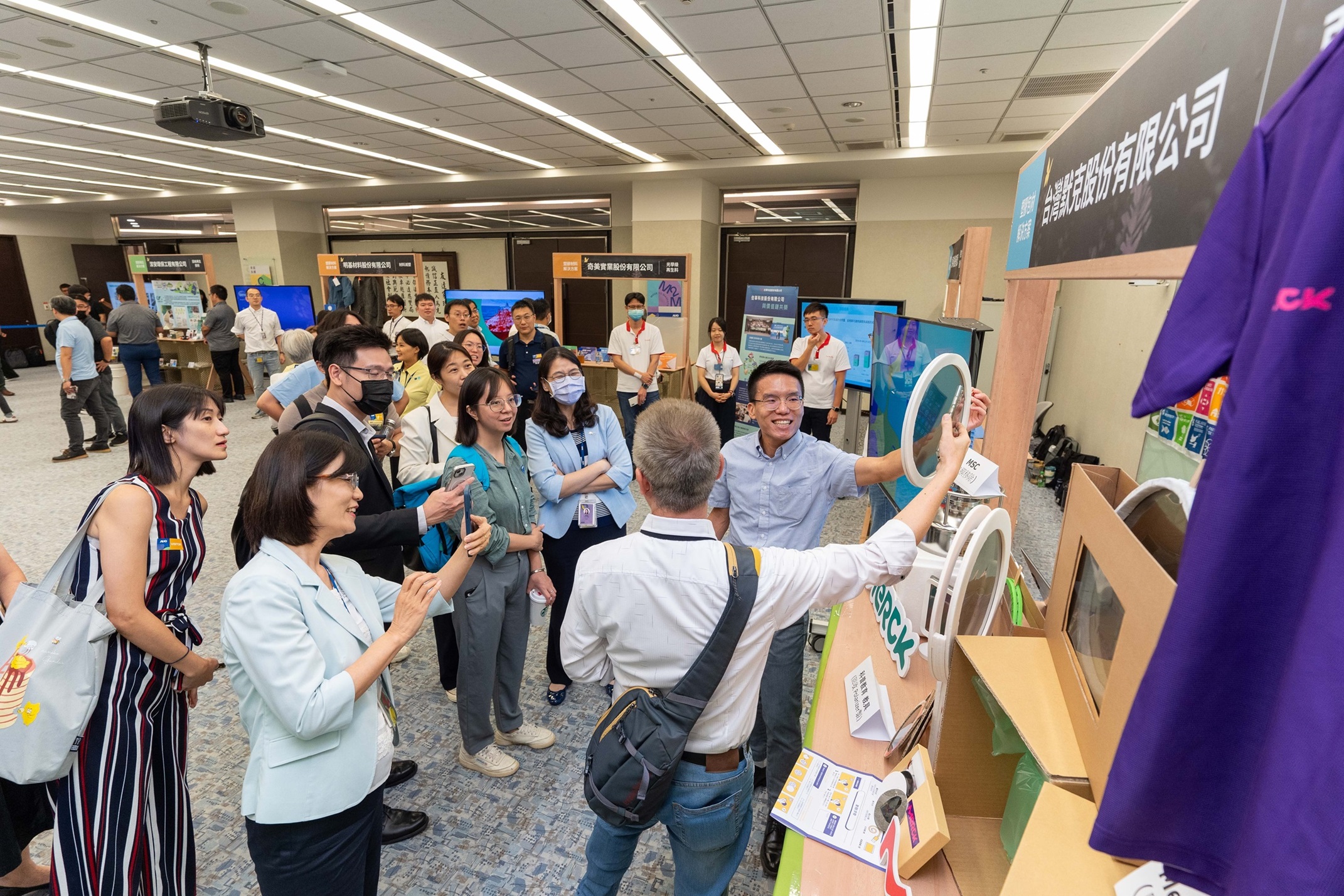 js3333线路检测中心(上海)有限公司连手产业伙伴策划首届生态圈联展，展示如何将废塑料循环再利用，创新解决方案包括：塑料包材再生与循环使用、再生塑料研发及应用、废塑料回收再生技术、减塑生活提案等