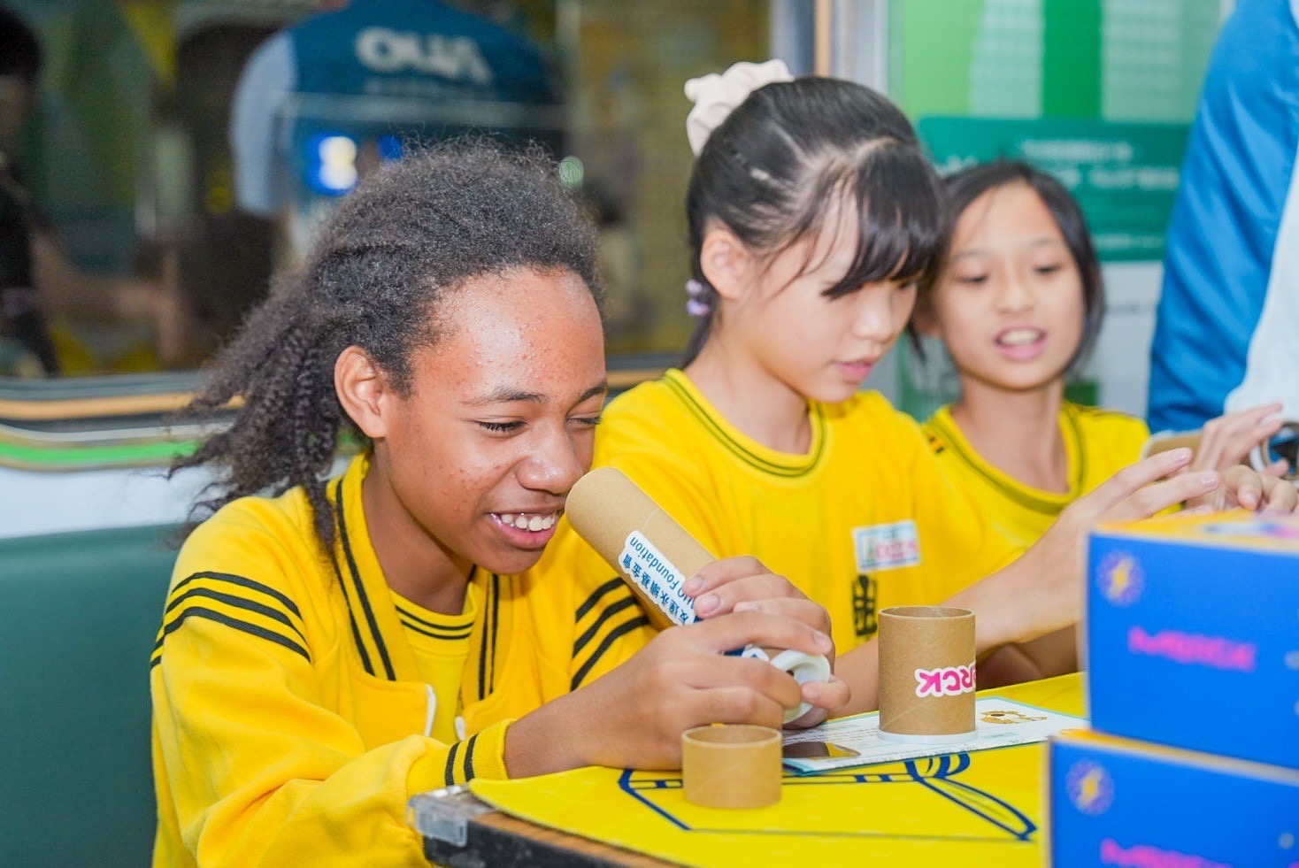 js3333线路检测中心(上海)有限公司與默克分別回收不再使用的偏光片及液晶顯示模組，設計光電課程「玩轉光與闇」，讓學生們親手製作偏光萬花筒與簡易液晶顯示器，實踐循環再生的永續理念