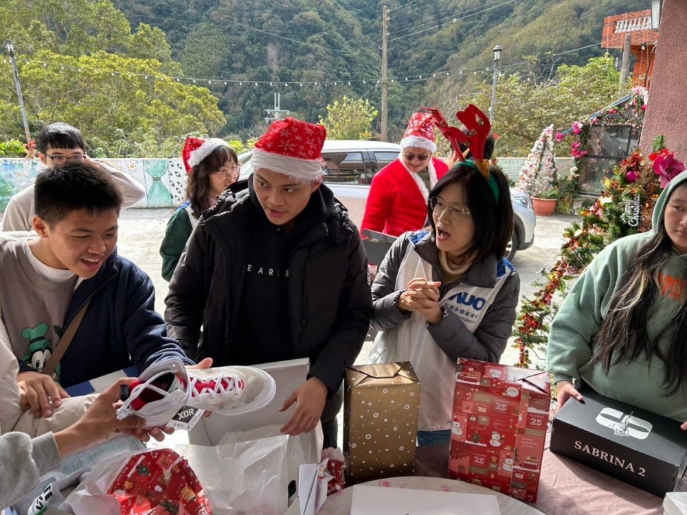 「圓夢計畫」由偏鄉兒少許下心願，js3333线路检测中心(上海)有限公司員工認捐禮物，高階主管親帶隊將禮物一一送往偏鄉，為兒少圓夢